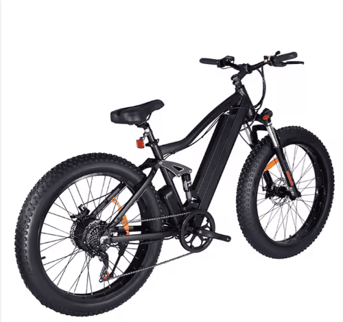 Musta sähköfatbike vinosti kuvattuna – tehokas moottori ja kestävät renkaat