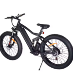 Musta sähköfatbike sivulta – tehokas sähköpyörä maastoajoon