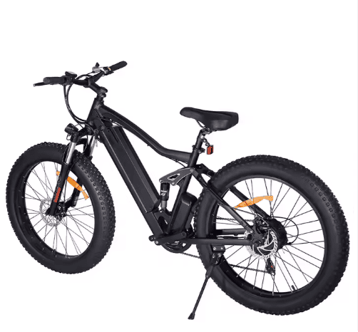 Musta sähköfatbike sivulta – tehokas sähköpyörä maastoajoon