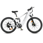 Samebike XD26-2 sähköpyörä valkoisena – takaviistosta kuvattuna, näkyy jousitus ja vaihteisto.