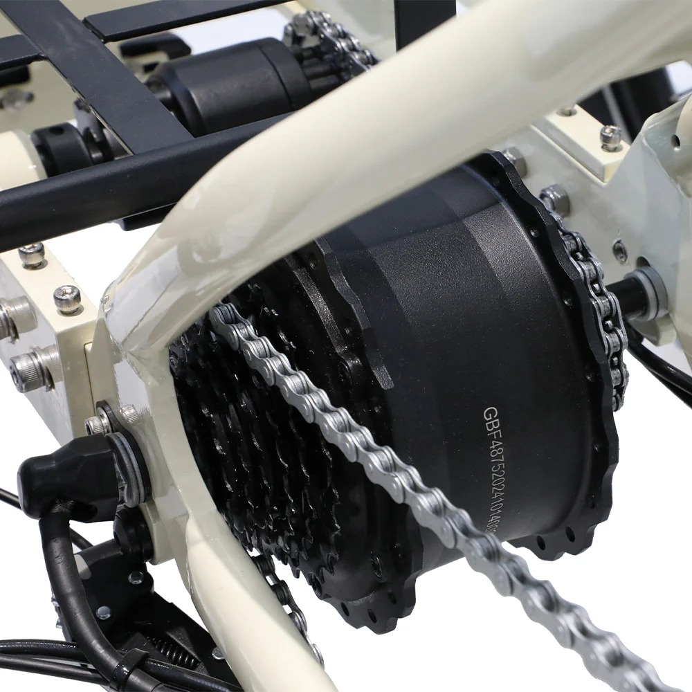 Onesport OT30 sähköfatbike ylittämässä suojatietä
