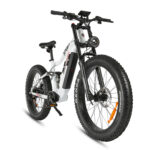 Samebike RS-A08 II sähkömaastopyörän Kenda-renkaat kivikossa lähikuvassa
