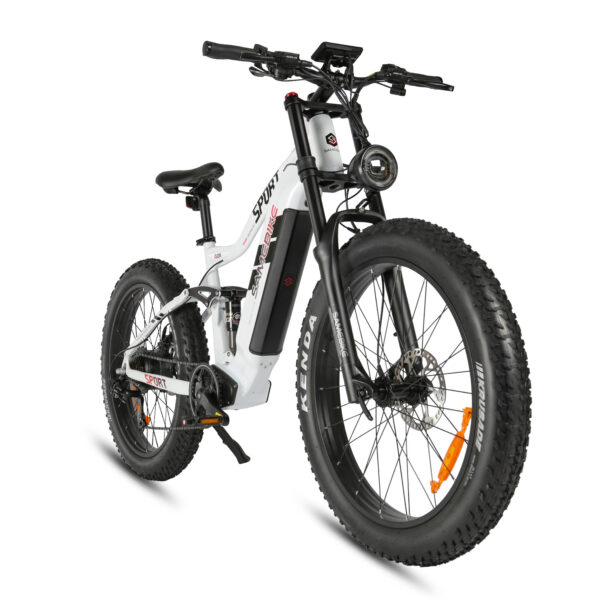 Samebike RS-A08 II sähkömaastopyörän Kenda-renkaat kivikossa lähikuvassa