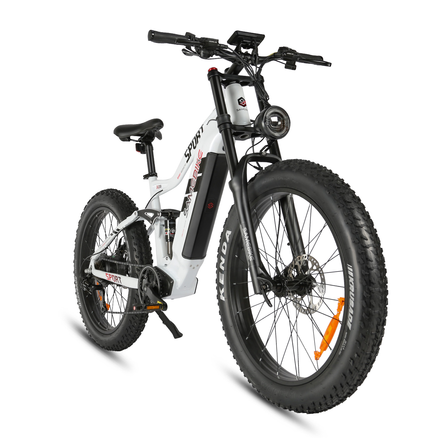 Samebike RS-A08 II sähkömaastopyörän Kenda-renkaat kivikossa lähikuvassa
