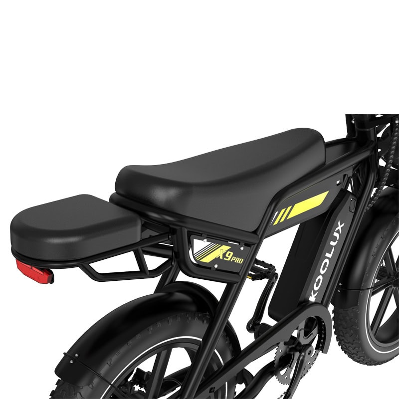 Koolux X9 PRO sähköpyörä roiskimassa vettä lätäkössä