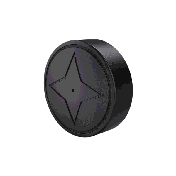 Pyöreä musta mini-GPS-paikannin sähköpyörän varkaussuojaan, näyttää laitteen yksityiskohtaisesti valkoista taustaa vasten.